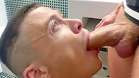 Spying slut loves to fuck with her pussy